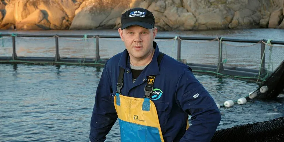 MEDVIND: Lofoten Sjøprodukter, her representert ved styremedlem Ole Vegard Mosseng på merdkanten, har gjort det godt de siste årene.Foto: Agnar Berg