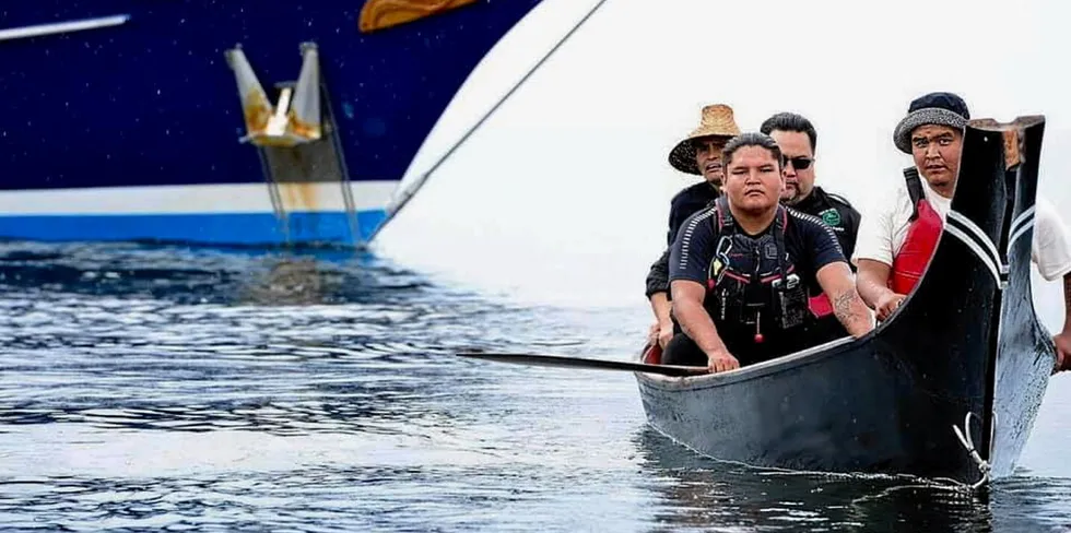 I 2017 ba medlemmer av de kanadiske urfolksgruppene Namgis og Mamalilikulla om at oppdrettsanlegg ble fjernet fra Broughton Archipelago. Etter protesten ble det inngått en avviklingsplan i samarbeid mellom urfolk, regjering og norske lakseselskaper.