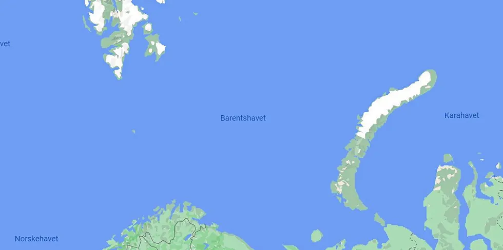 Tråleren ligger 210 nautiske mil øst av Hopen.