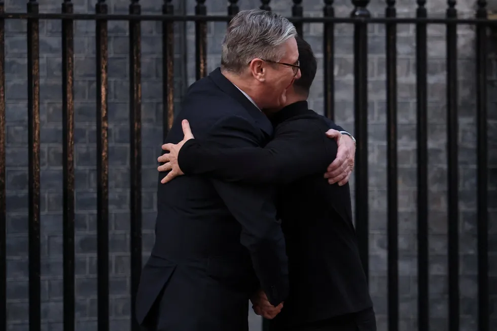 Britenes statsminister Keir Starmer er ikke kjent som en «klemmer», men han gjorde et unntak for Ukrainas president Volodymyr Zelenskyj i London.