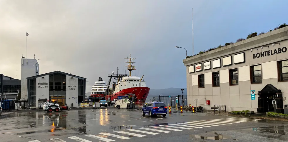 Den russiske fiskebåten «Oma» som nå ligger til kai i Bergen, skal ha bedt om hjelp flere ganger før fiskeren om bord døde.