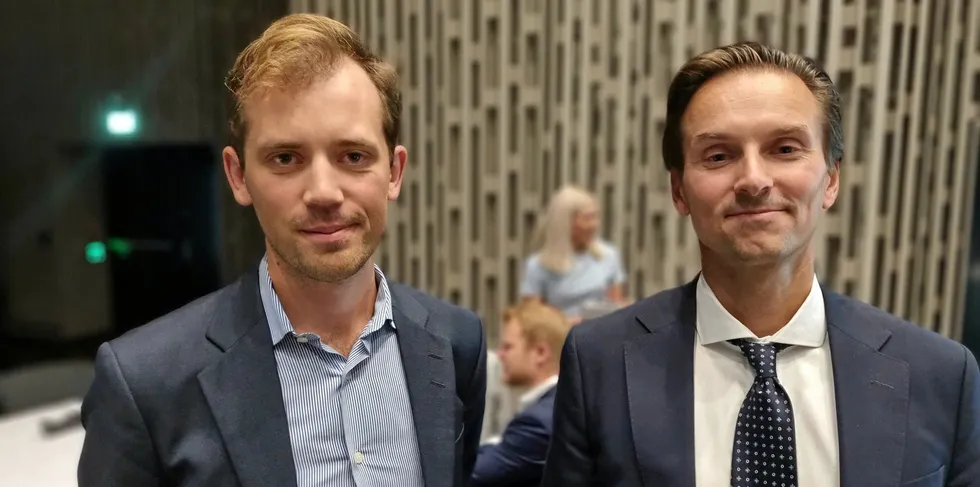 Carl-Emil Kjølås Johannesen (venstre) fra Pareto Securities og Alexander Aukner i DNB Markets under Vestland på Børs 25.08.2022. Scandic Flesland.