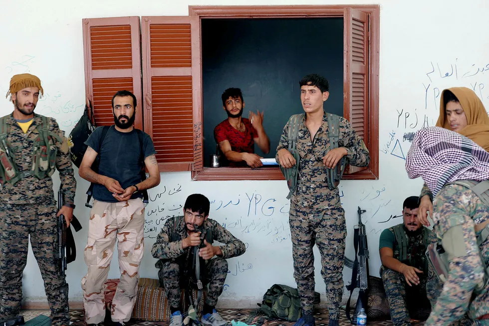 Kurdiske militssoldater har stått i fremste rekke i kampen mot IS i Syria. Nå kjemper de for selvstyre for to millioner kurdere. Her YPG-soldater utenfor et hus i Raqqa.