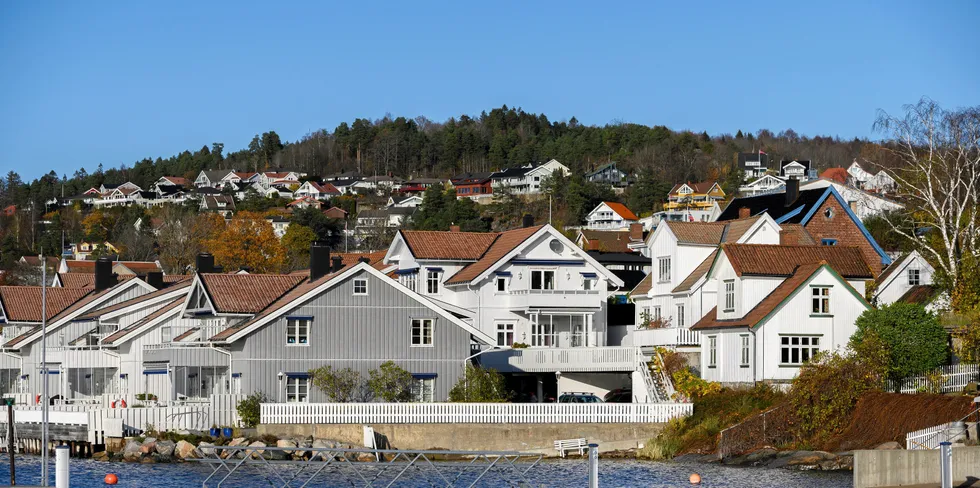 Forbrukere i Drøbak og resten av Sør-Norge får relativt høy strømpris søndag kveld. Samtidig er det eksport til alle landene som NO2 er tilknyttet, i en uvanlig kombinasjon.