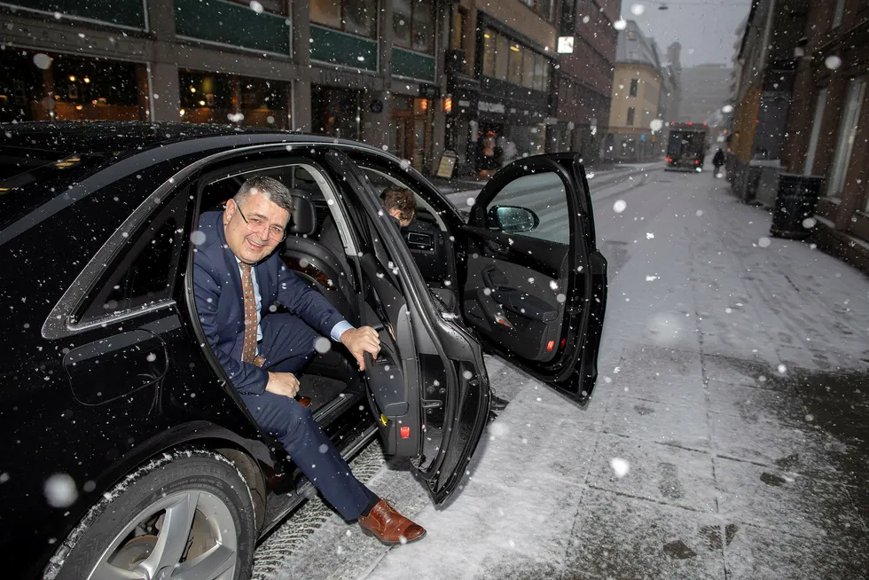 Oljeminister Kjell-Børge Freiberg dro tirsdag formiddag fra regjeringskvartalet i snøvær på vei til Sandefjord-konferansen. Han omtalte seg selv som «Snømannen Freiberg».