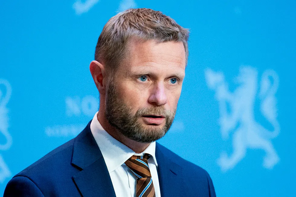 Helse- og omsorgsminister Bent Høie (H) forsvarer at det ble åpnet for utenlandsreiser til en rekke europeiske land i midten av juli.
