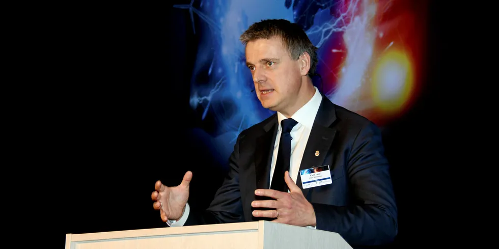 NVE-sjef Kjetil Lund varsler at det vil bli hardere regulering av strømavtaler som ikke er gunstig for forbrukerne. – Vi ser i dag avtaler som først og fremst gagner kraftleverandøren, sier han.