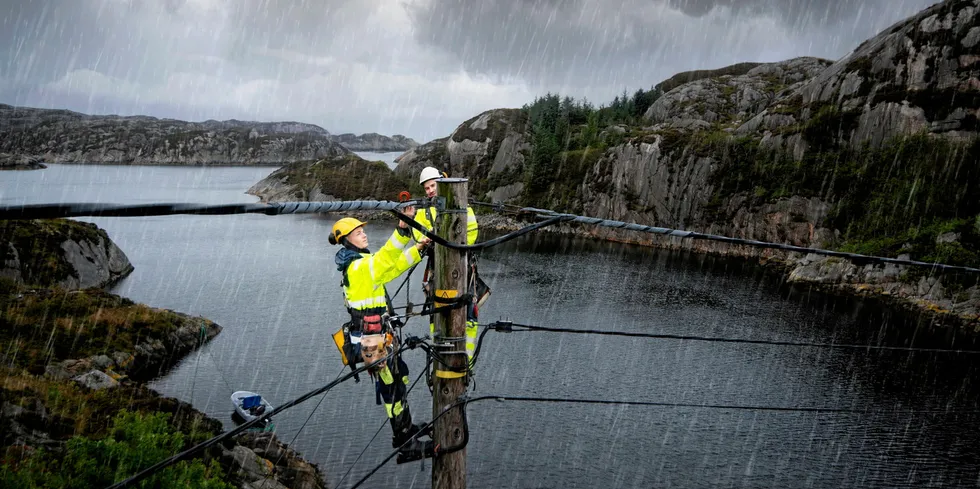 Montørene hos Finnås Kraftlag må ut i all slags vær.