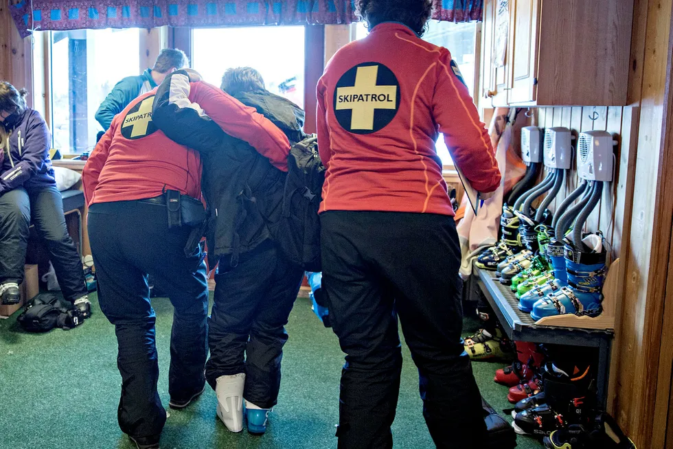 I Hemsedal blir vinterferien kalt «danskeuken». Her er skipatruljen i gang med å hjelpe en dansk dame med ankelskade. (Arkivfoto) Foto: Aleksander Nordahl