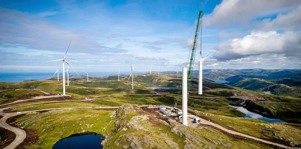 Store vindparker kan ha bidratt til mindre vindkraft-aksept i Norge, mener Guy Williams i WindEurope.