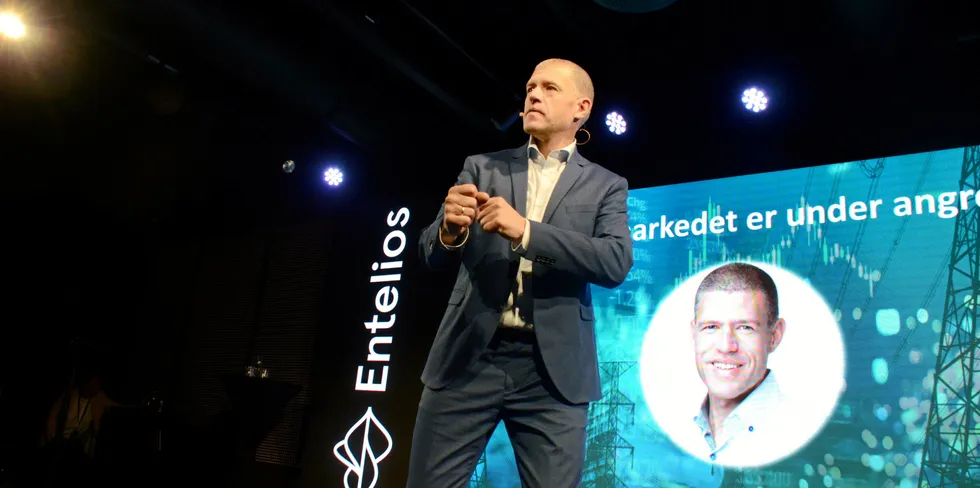 Entelios forvaltningsdirektør Andreas Myhre er klar til å gå til kamp på vegne av kundene hvis de fysiske fastprisavtalene blir billigere enn finansielle kontrakter.