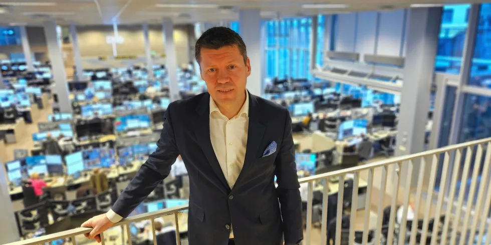 – Nå er det et helt, helt annet sentiment, sier Per Even Hauge når han sammenligner kapitalmarkedet i dag og hvordan det var under pandemien. Hauge leder for sjømat i DNB Markets sitt corporate finance-team. Her fotografert foran meglerhallen til DNB