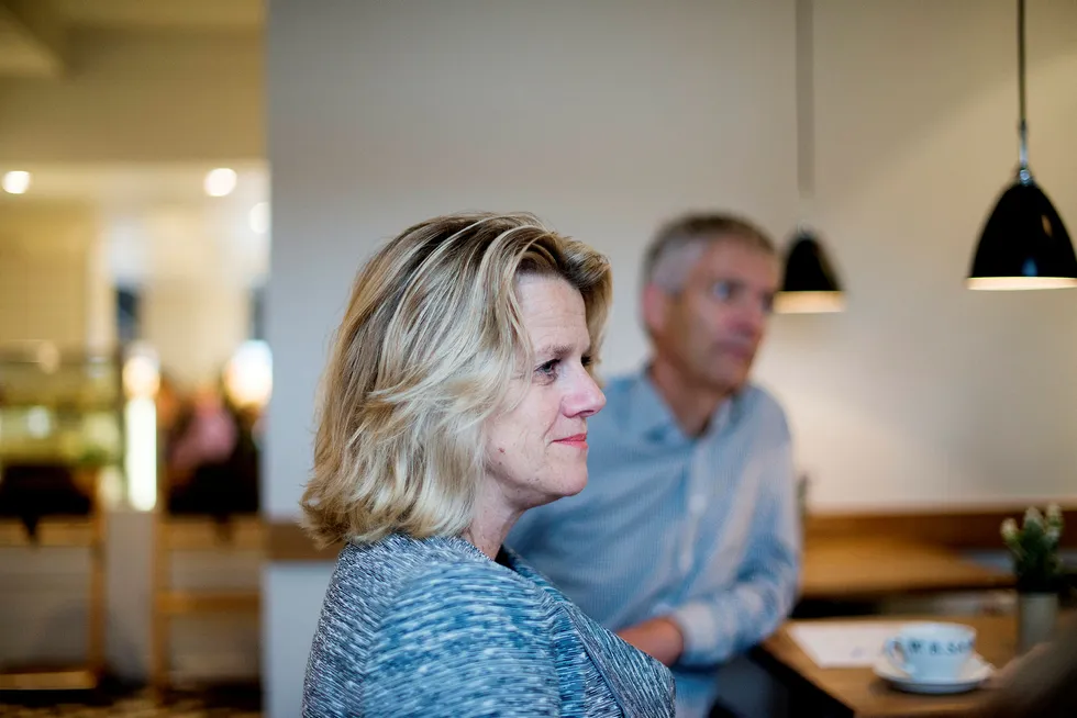 Hilde Bjørnland og utvalgsleder Steinar Holden i bakgrunnen.