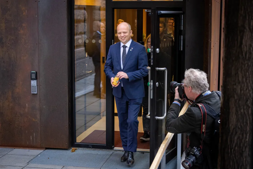 Finansminister Trygve Slagsvold Vedum på vei til stortinget for å presentere statsbudsjettet.