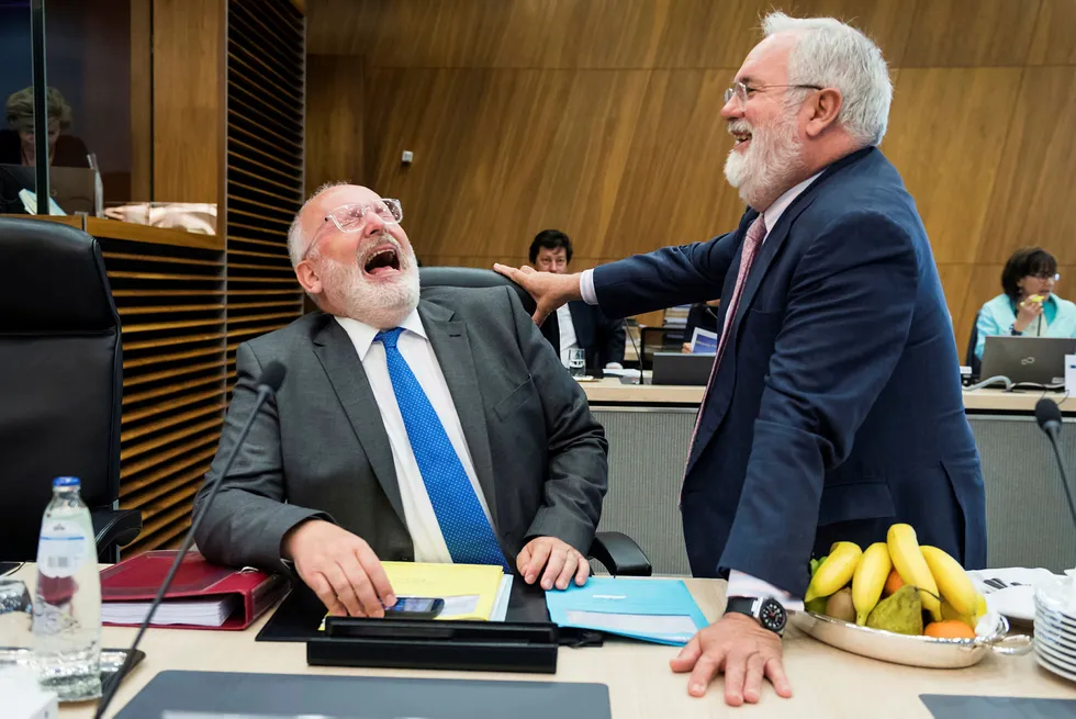 EUs klimasjef Miguel Arias Cañete (til høyre) er fornøyd med at Acer nå er på plass. Her i lystig passiar med Frans Timmermans, Europakommisjonens første visepresident. Foto: Geert Vanden Wijngaert/AP/NTB Scanpix