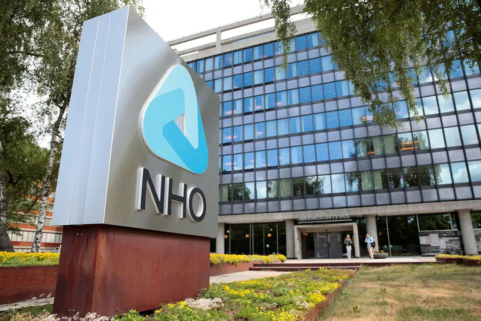 NHO Luftfart og Norsk Flygerforbund fortsetter forhandlingene for piloter som vil fortsette å jobbe i luftambulansetjenesten når Babcock overtar driften. Forhandlingene finner sted i NHOs lokaler i Oslo. Foto: Larsen, Håkon Mosvold/NTB Scanpix