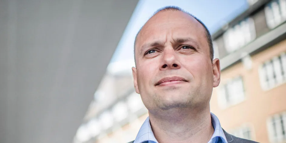 – I realiteten er det innført en makspris for inntekter fra kraftproduksjon på 70 øre/ kWh, slik at enhver markedspris utover dette ikke gir intensiv til å produsere mer, eller flytte produksjon til perioder med stor knapphet og følgelig høyere markedspris, skriver styreleder Halvard Fjeldvær i Distriktsenergi.