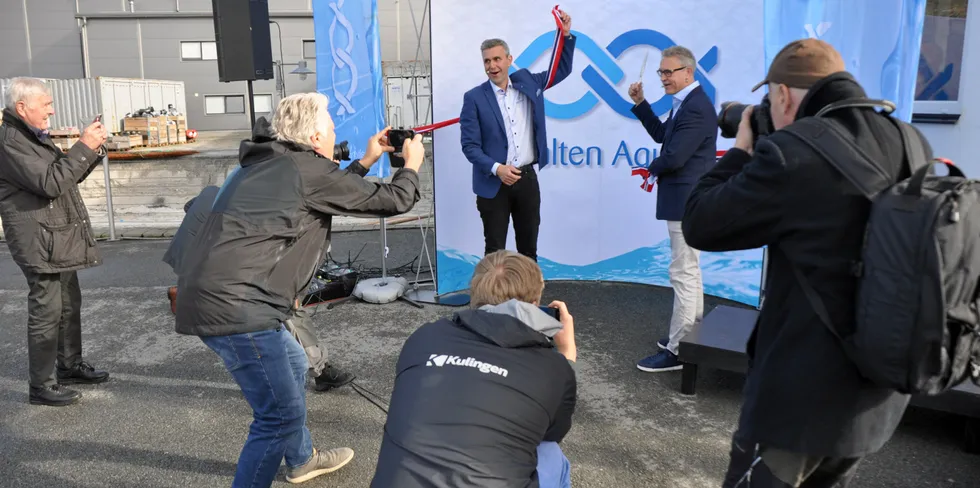 Snora klippes og blir behørig avfotografert. Daglig leder Johan Edvard Andreassen (t.v.) i Salten N950 og Fiskeriminister Odd Emil Ingebrigtsen.