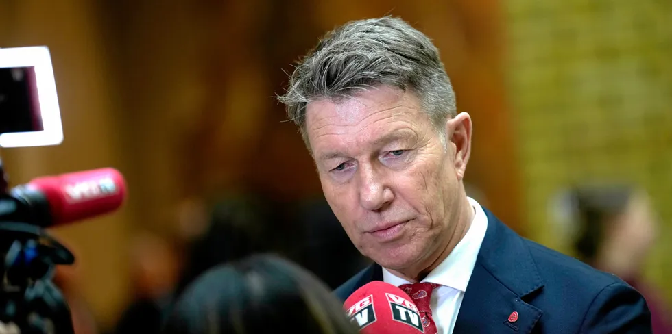 Olje- og energiminister Terje Aasland (Ap) opplyser at det ikke lenger skal være første mann til mølla for bedrifter for å få strøm til produksjonen.