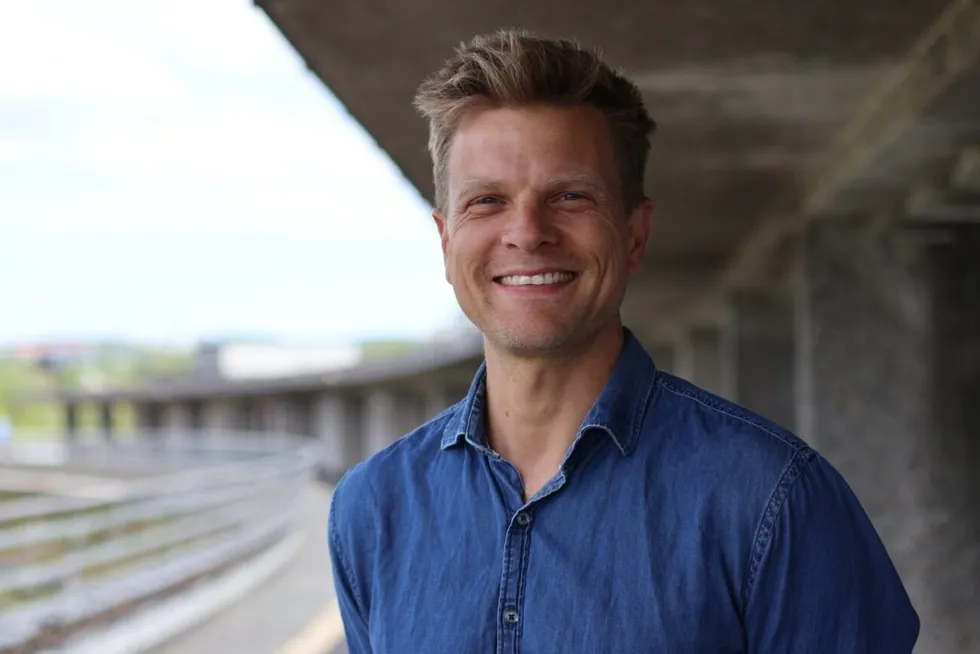 Christer Heen Skotland er senioringeniør i NVE. Han forteller at NVE forsøkte å få på plass en lageravgift for den skadelige SF₆-gassen.