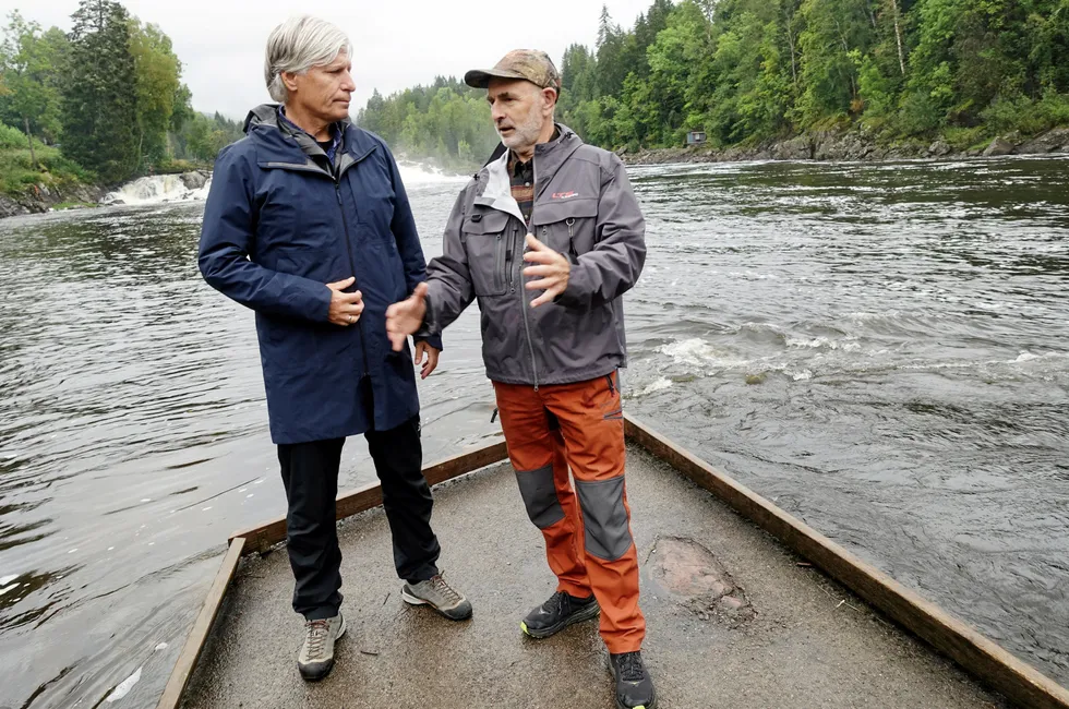 Venstres stortingsrepresentant Ola Elvestuen (til venstre) vil sette en tidsfrist for å få all oppdrett i lukkede merder. Tidligere statsråd og stortingspresident, Dag Terje Andersen, er enig i at det må gjøres noe.