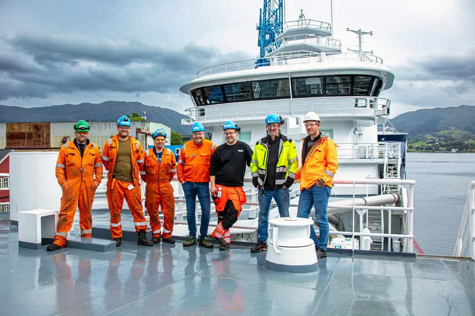John Åge Berge, Petter Nordskog, Lars Ove Osmundesn, Endre Matre, Sindre Brekke, Ivan Ulsund (rederi) og Stig Arild Skrunes om bord på nye «Trønderbas».
