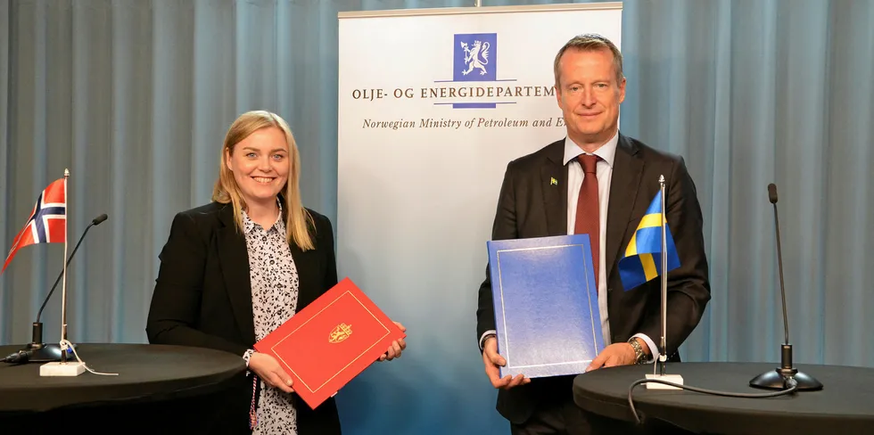 Tina Bru og Anders Ygeman signerte ny avtale om elsertifikatmarkedet i 18. september. Nå skal NVE følge opp med månedlige statusrapporter om utviklingen mot 46,4 TWh.