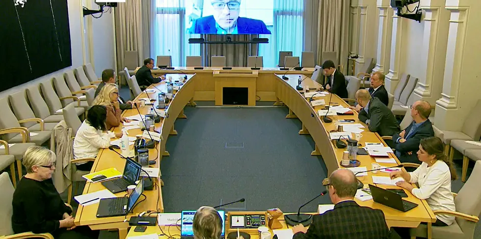 Vindkraft-høringen pågår nå med innspill på videolink mens Energi- og miljøkomiteen er samlet på Stortinget.