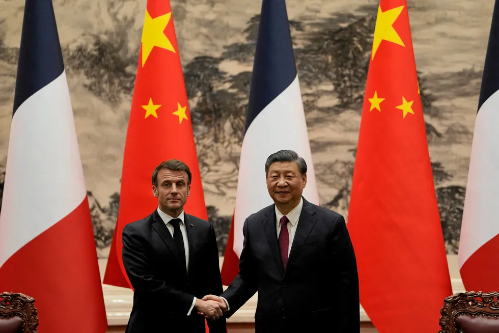 TOPSHOT - French President Emmanuel Macron (L) shakes hands with Chinese President Xi Jinping during a joint meeting of the press at the Great Hall of the People in Beijing on April 6, 2023.