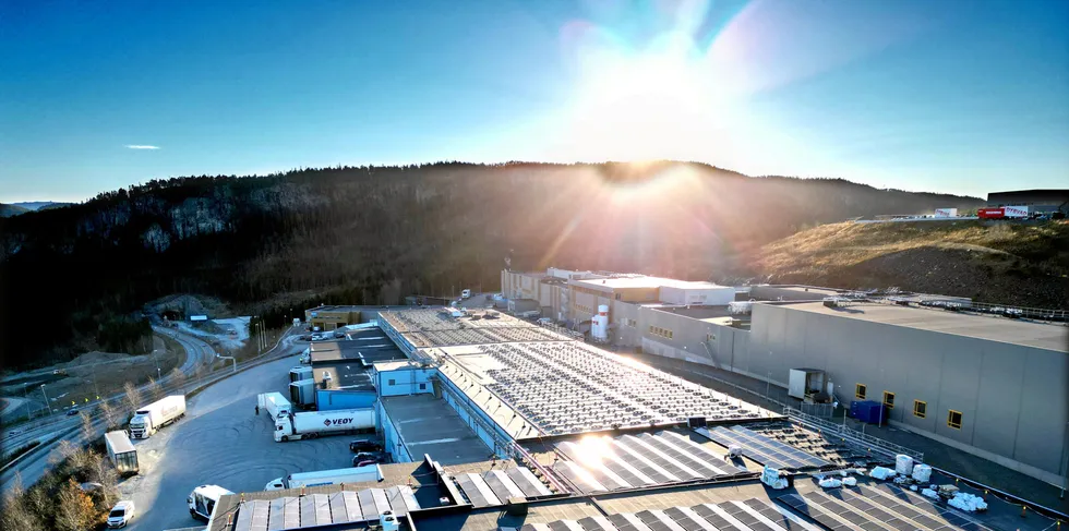 De snart 2700 solcellepanelene fordelt over det 7000 kvadratmeter store taket til Malvik fryselager i Sveberg næringspark, er også starten på Aneos satsing på solenergi i Norge.