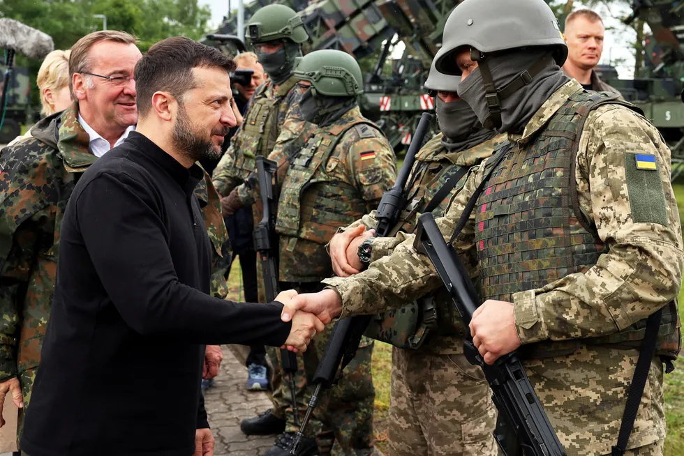 Ukrainas president Volodymyr Zelenskyj møter soldater på et militært treningssted.