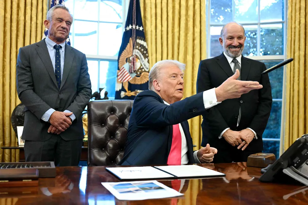 President Donald Trump varslet torsdag at toll innføres på varer fra Canada og Mexico fra 4. mars, mens tollsatsen mot Kina økes med 10 prosent. 25 prosent på alle produkter fra EU kan bli innført fra 2. april.