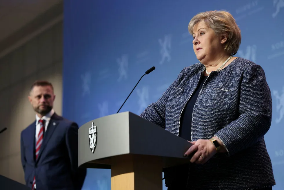 Statsminister Erna Solbergs oppfordring om å være mest mulig hjemme, betyr langt færre folk ute, skriver DN på lederplass.