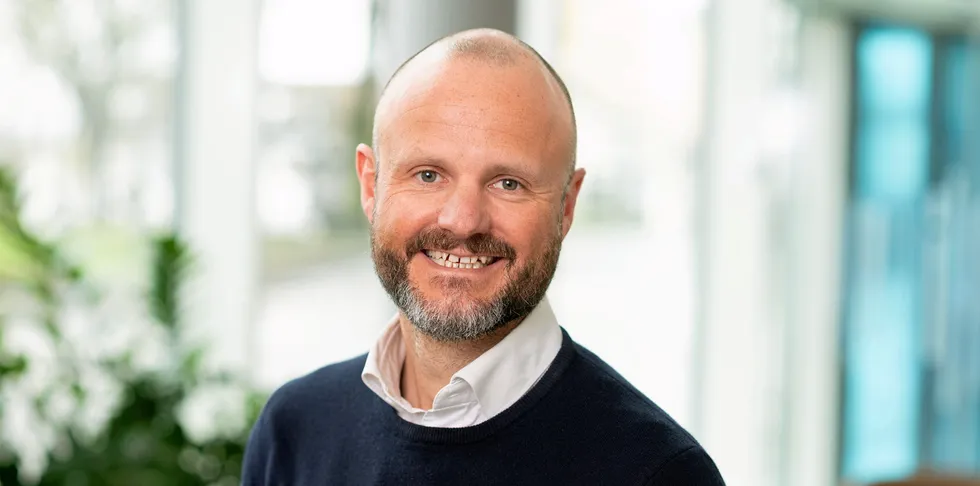 Thomas Peter Jebsen, daglig leder i Skagerak Energitjenester, har mange kunder som er interessert i fastprisavtaler. De fleste blir sittende på gjerdet.