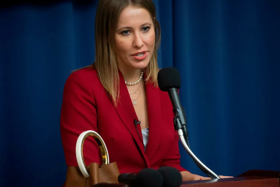 Russisk presidentkandidat Ksenia Sotsjak får både ris og ros. Her snakker hun på en pressekonferane i National Press Club i Washington mandag. Foto: Saul Loeb/NTB Scanpix