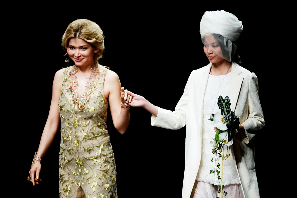 Svenske myndigheter har fått bevis for at det var presidentdatteren Gulnara Karimova (til venstre) som kontrollerte selskapet som fikk overført penger både fra Telia og delvis Telenor-eide Vimpelcom (nå Veon). Her med en modell under en fremvisning av en av hennes kleskolleksjoner. Foto: Jason Lee/Reuters/NTB Scanpix