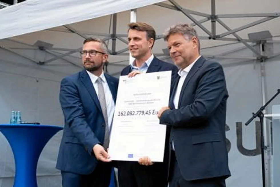 (l-r) Saxony's Minister for Economic Affairs Martin Dulig, Sunfire CEO Nils Aldag, Germany's Federal Minister for Economic Affairs Robert Habeck.