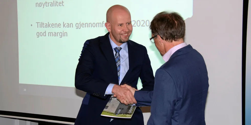 Tord Lien og Eivind Reiten. Overlevering av Reiten-utvalgets rapport mai 2014.