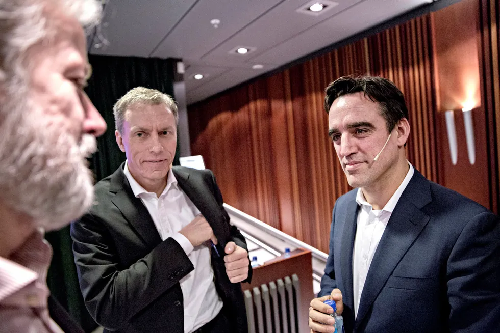 Rian Liebenberg (til høyre) sammen med Schibsteds styreformann Ole Jacob Sunde (til venstre) og konsernsjef Rolv Erik Ryssdal. Foto: Aleksander Nordahl