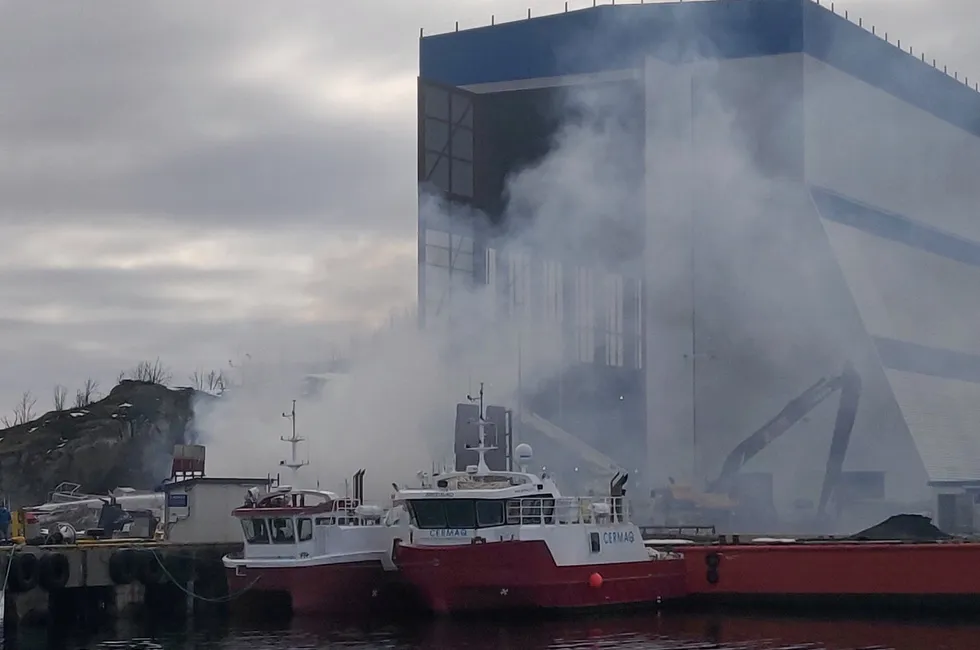 Arbeidsbåten MS Gard i brann på verft i Svolvær.