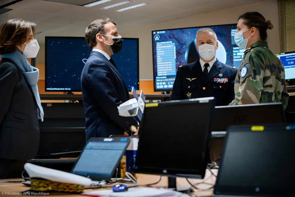 Den franske generalmajoren Michel Friedling (i midten) under en briefing for Frankrikes president Emmanuel Macron om forsvarets romkommando, som han leder.