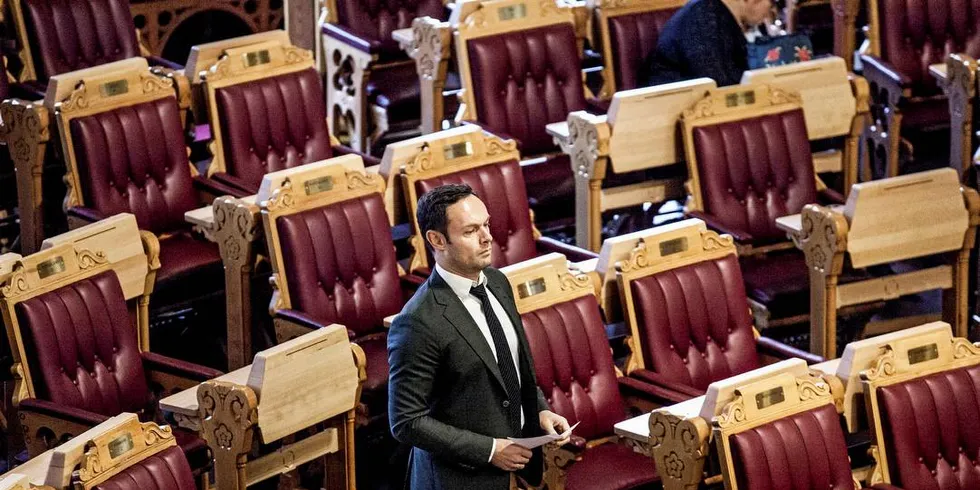 FIRE EPOSTSPØRSMÅL: Stortingsrepresentant Torgeir Knag Fylkesnes (SV) har fått med seg SV-leder Audun Lysbakken, Snorre Valen og Kirsti Bergstø for å stille spørsmål til fiskeriminister Per Sandberg (Frp) om hva som skjedde i epostsaken.Foto: Adrian Nielsen