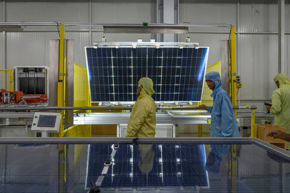 Den indiske industrisektoren er i ferd med å konkurrere mer effektivt med Kina og Sørøst-Asia. Det ventes høy vekst i India frem mot 2050. Allerede i 2026 kan landet gå forbi Tyskland og Japan i størrelse.