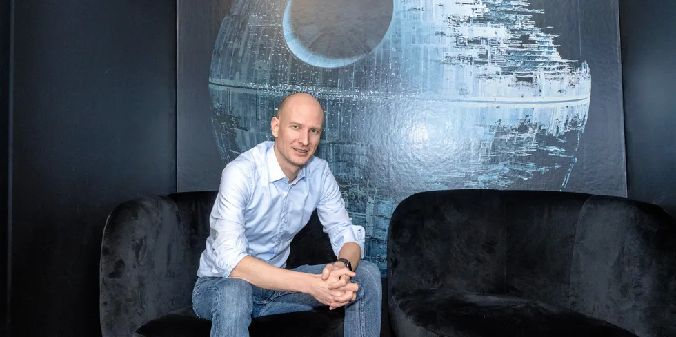 Inntektene i Tibber gikk fra tre til åtte milliarder kroner i fjor. Men Tibber-sjef Edgeir Vårdal Aksnes må samtidig notere at selskapets samlede underskudd de siste sju årene beløper seg på nærmere 800 millioner kroner.