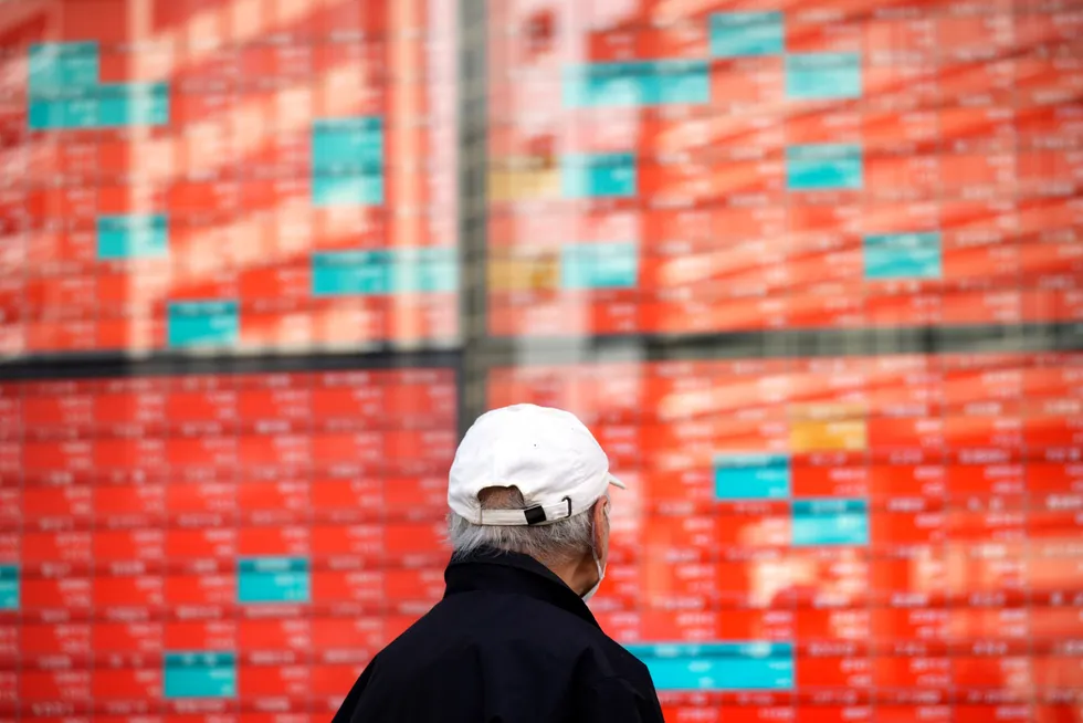 Nikkei-indeksen ved Tokyo-børsen, hvor en oppgang markeres med rødfarve, har satt en ny historisk rekord torsdag morgen.