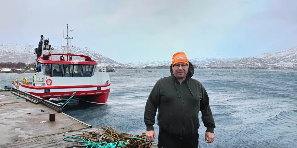 Her ved landbasen i Kanstadfjorden går sjøen rolig, sier driftsleder Pål-Henrik Santi i Mortenlaks.