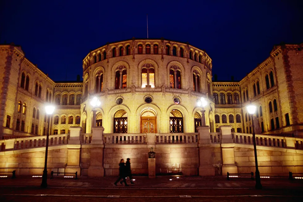 Flertallet på Stortinget åpner for at Statnett kan levere inn en konsesjonssøknad om å fornye de to eldste kablene til Danmark.