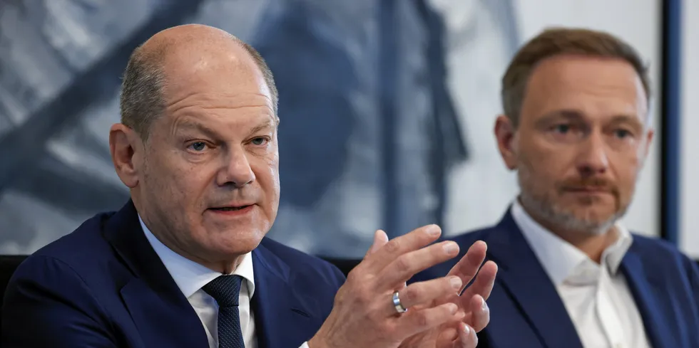 German Chancellor Olaf Scholz (l), SPD, and finance minister Christian Lindner (r) from the FDP