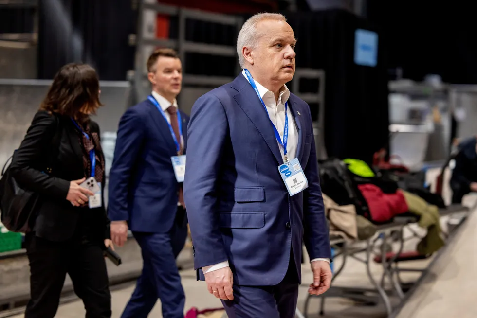Anders Opedal, konsernsjef i Equinor, øker produksjonen på land i USA, men tar samtidig nok et skritt tilbake.