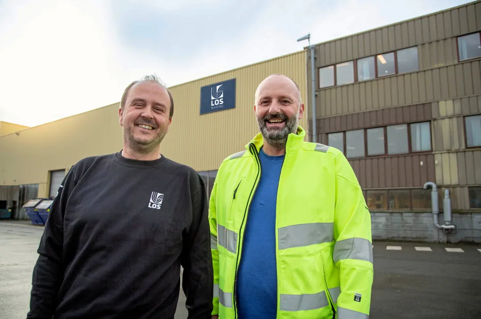 Leif Bjarne Hope, produksjonsleder maskinering i LOS Marine og daglig leder Olav Hilmar Koløy i LOS Marine foran den nyinnkjøpte bedriften.